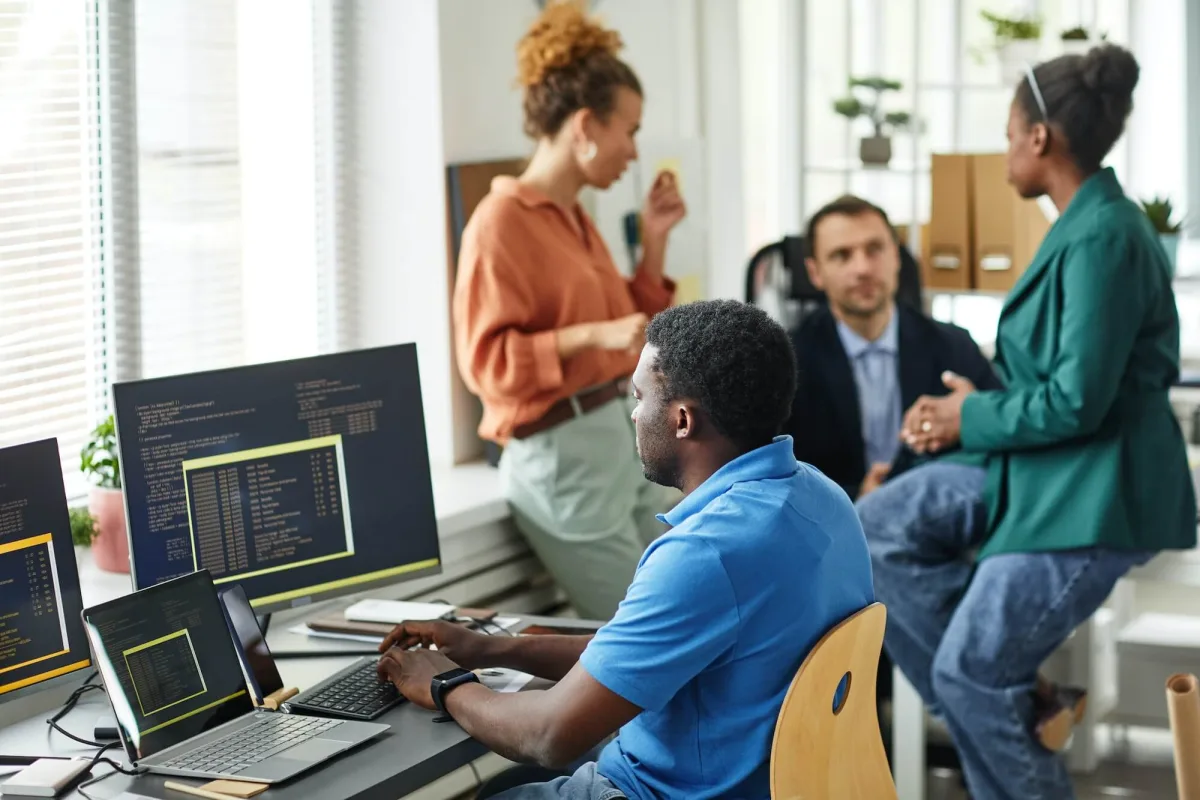Especialista de ScriptWeb trabajando en soluciones tecnológicas empresariales
